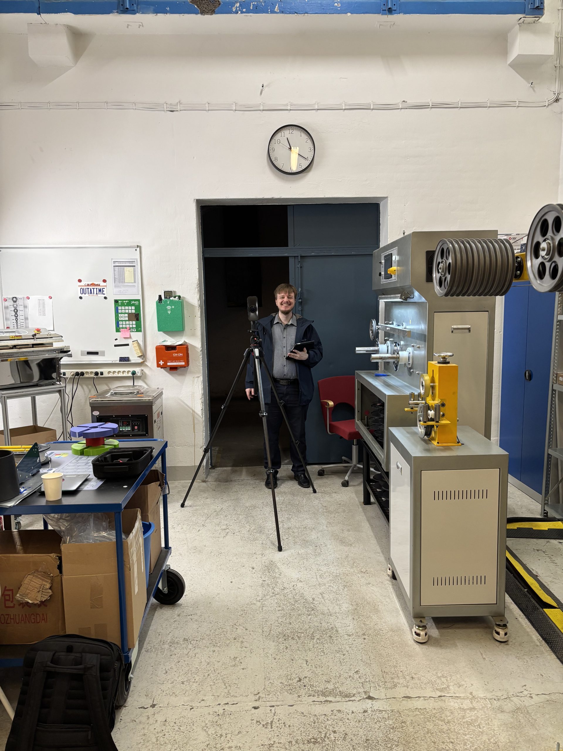 Et billede af Lennard, Videnscenterets 3D-ekspert, som klargører 3D-scanningsapparatet