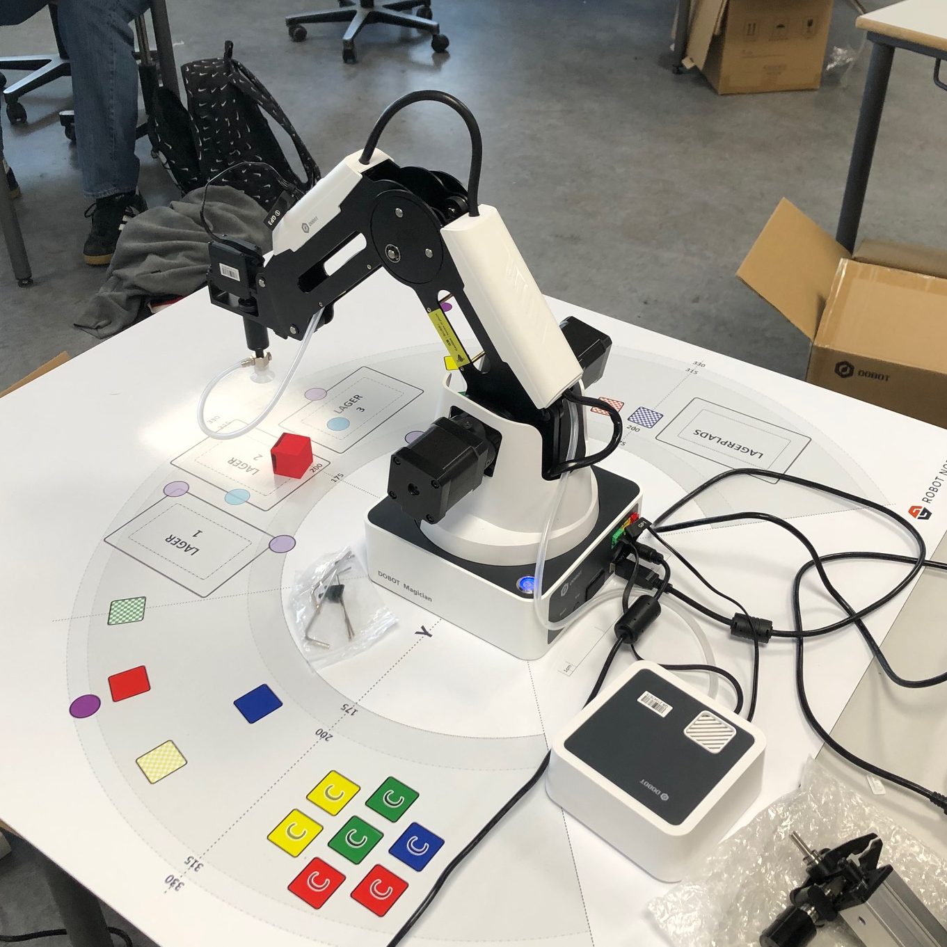 Vi kommer ud på jeres skole og underviser dig og dine elever i, hvordan en Dobot programmeres og viser jer, hvad en Dobot kan, og hvordan den kan bruges i undervisnings-sammenhæng. 