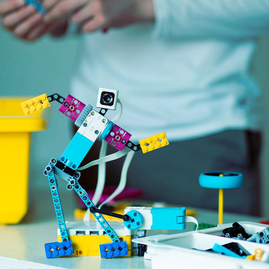 Skal jeres elever lære sjov robotprogrammering med LEGO SPIKE og have styrket deres interesse inden for STEM-fagene? 