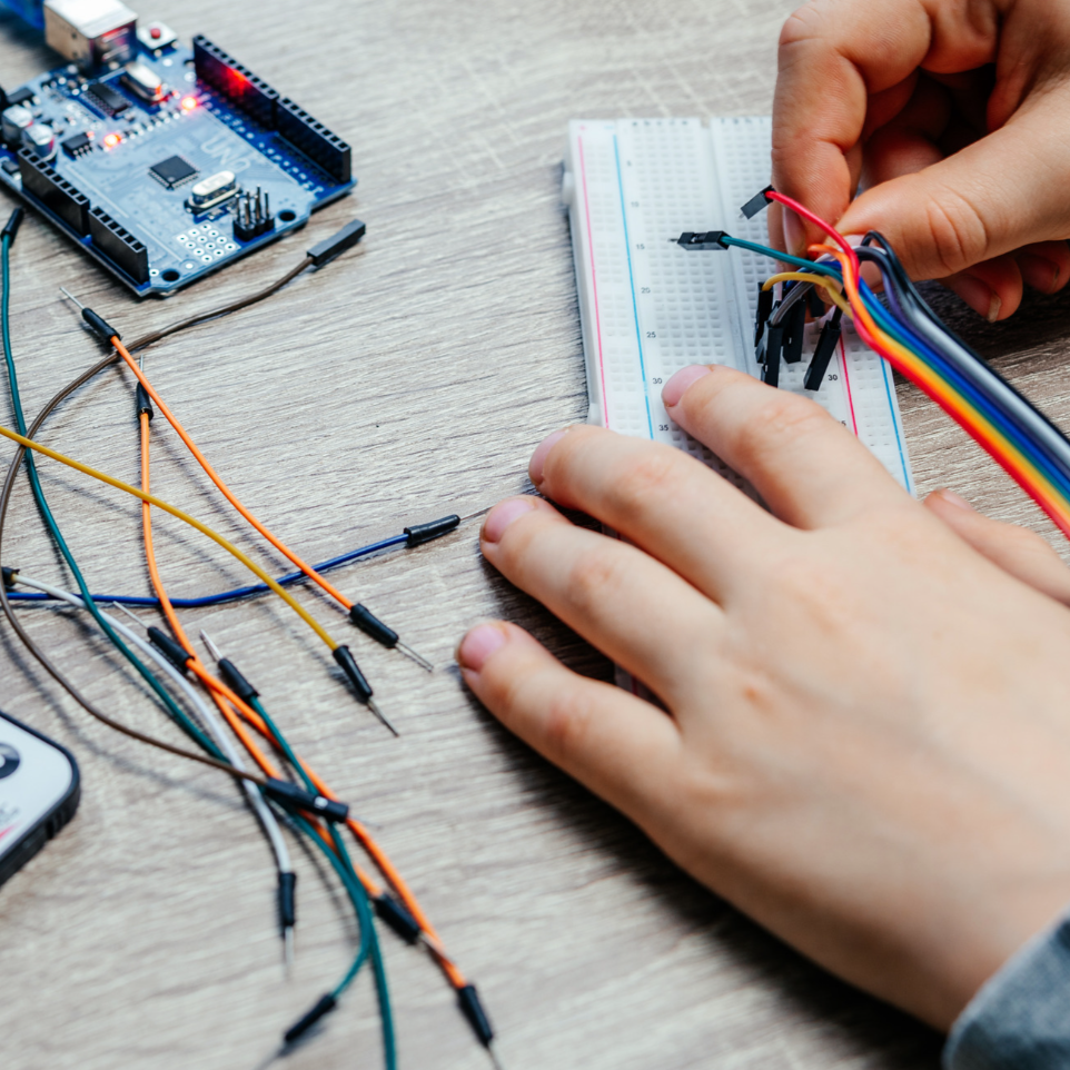 Udforsk Internet of Things (IoT) med Arduino Oplà Kit – et komplet sæt med Wi‑Fi‑styret mikrocontroller, OLED‑display og indbyggede sensorer.