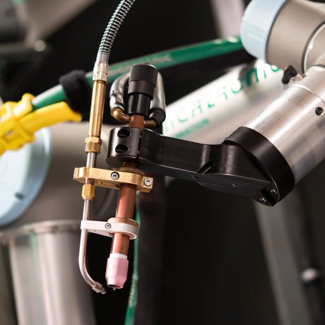 Vil I prøve at robotsvejse med en UR CoWelder? Så kommer vi ud på jeres skole og underviser jer i, hvordan en Cowelder svejserobot programmeres. 